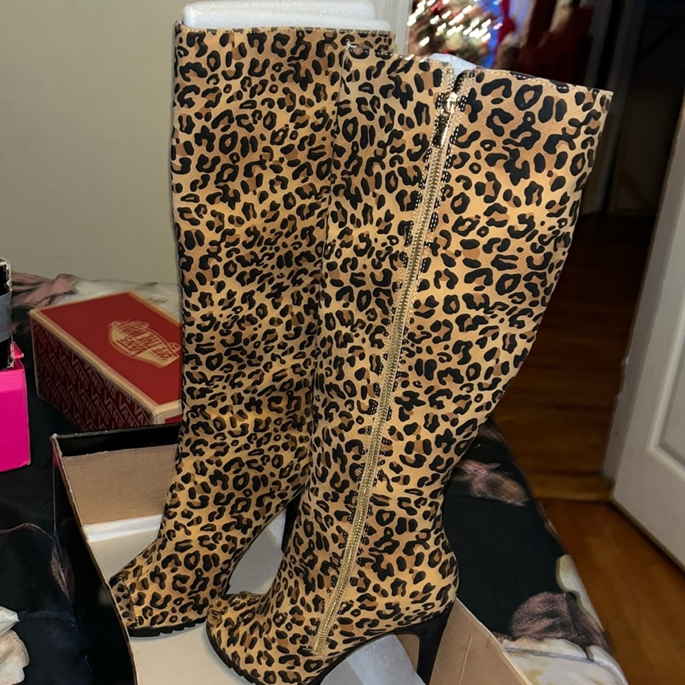 Heeled leopard boot with zipper